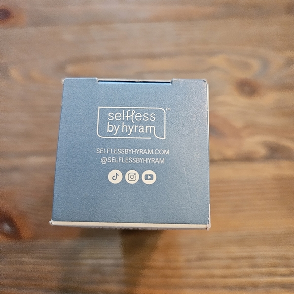 Selfless by hyram Niacinamide and Maracuja Daily Barrier Face Moisturizer - Picture 2 of 5